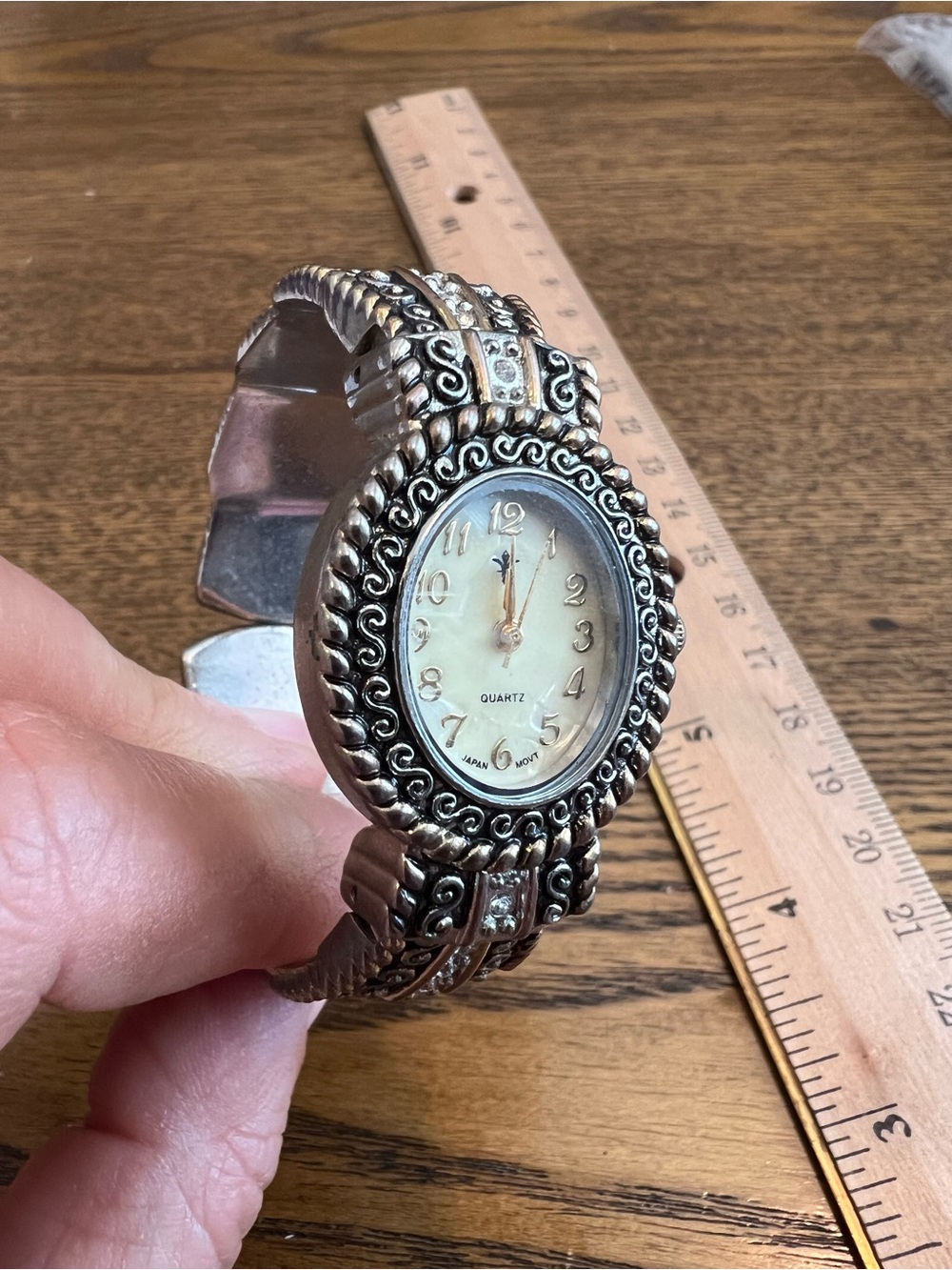 Blekon Collections Qrtz 26mm Case Antique Designed Bezel Rhinestone Bangle Watch